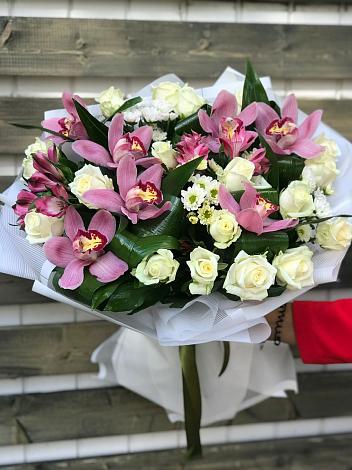 Букет цветов из: Розы и Хризантемы в Верхнерусском