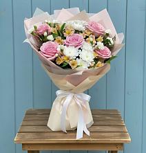 Букет цветов из:  Гвоздики, Орхидеи и Розы #REPLACE_PRED# Верхнерусском