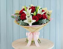Букет цветов из:  Лилии и Розы в Верхнерусском