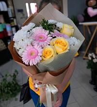 Букет цветов из:  Герберы, Розы и Хризантемы в Верхнерусском