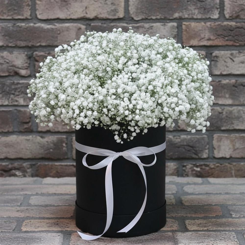 Цветочная композиция из Гипсофила в шляпной коробке в Верхнерусском