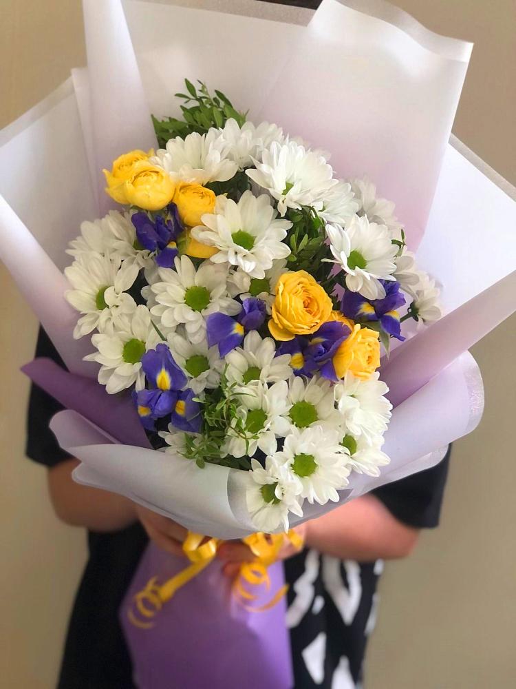 Букет цветов из: Ирисы, Хризантемы и Розы в Верхнерусском