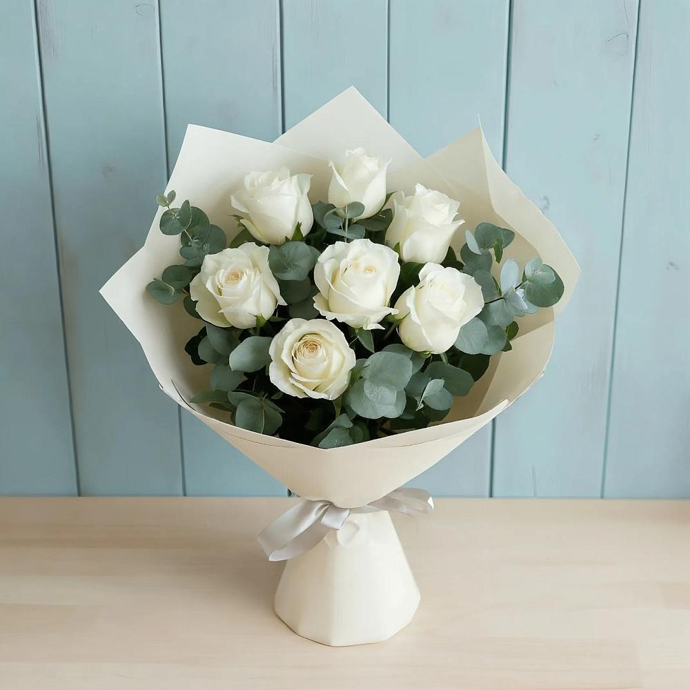 Букет Белые розы в Эвкалипте в Верхнерусском