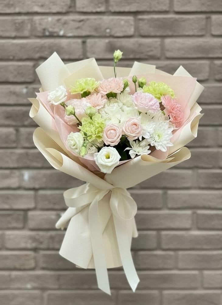 Букет цветов из: Гвоздики, Розы, Лизиантусы и Хризантемы в Верхнерусском