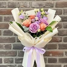 Букет цветов из:  Лизиантусы и Розы в Верхнерусском