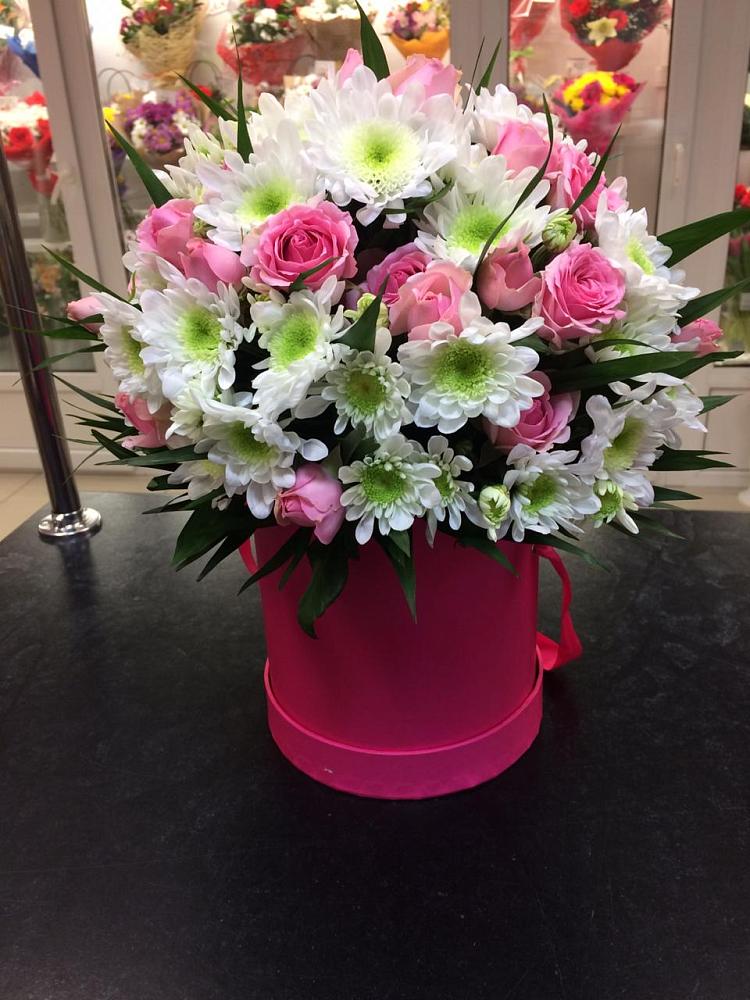 Цветочная композиция из Розы и Хризантемы в шляпной коробке в Верхнерусском