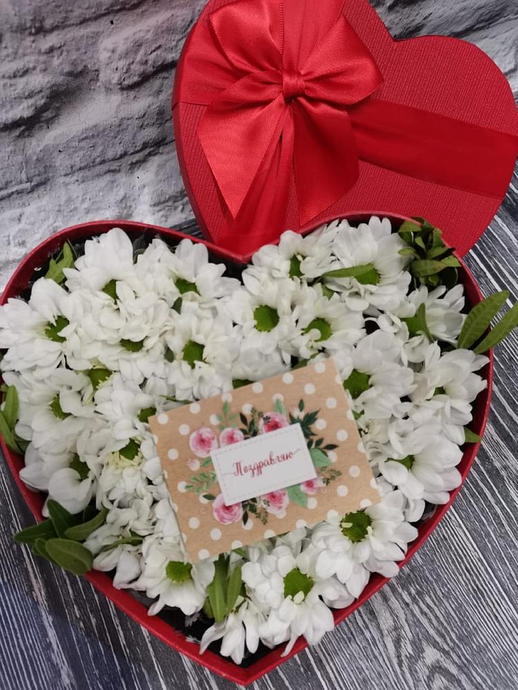 Цветочная композиция из Хризантемы в виде сердца в Верхнерусском