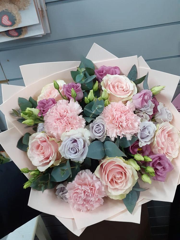 Букет цветов из: Розы, Гвоздики и Лизиантусы в Верхнерусском