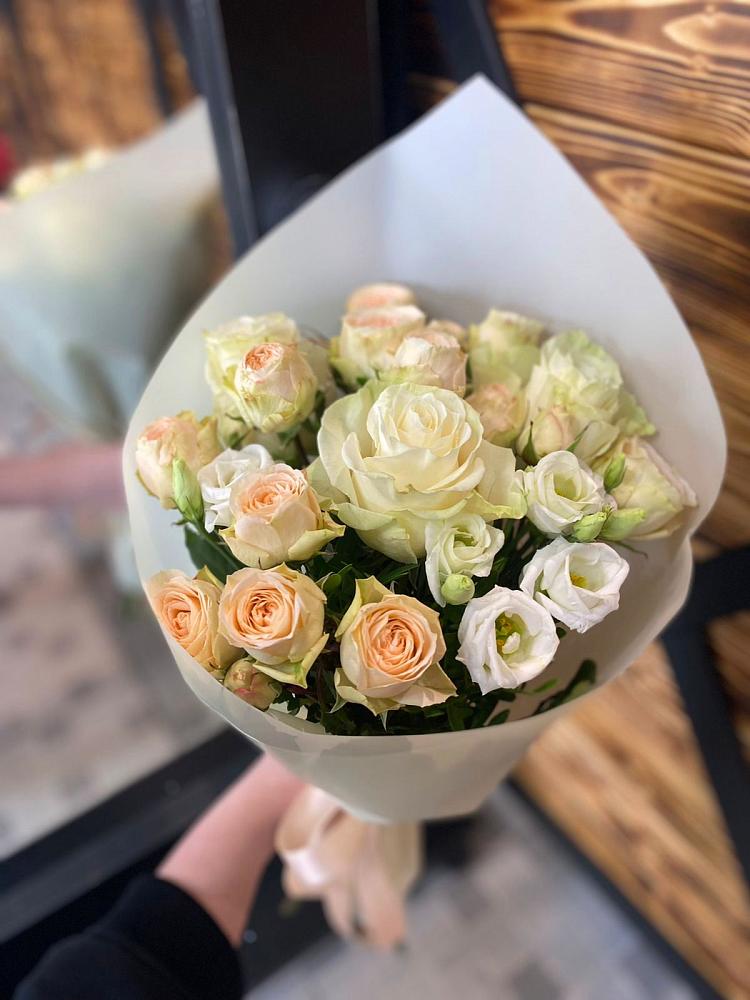 Букет цветов из: Розы и Лизиантусы в Верхнерусском